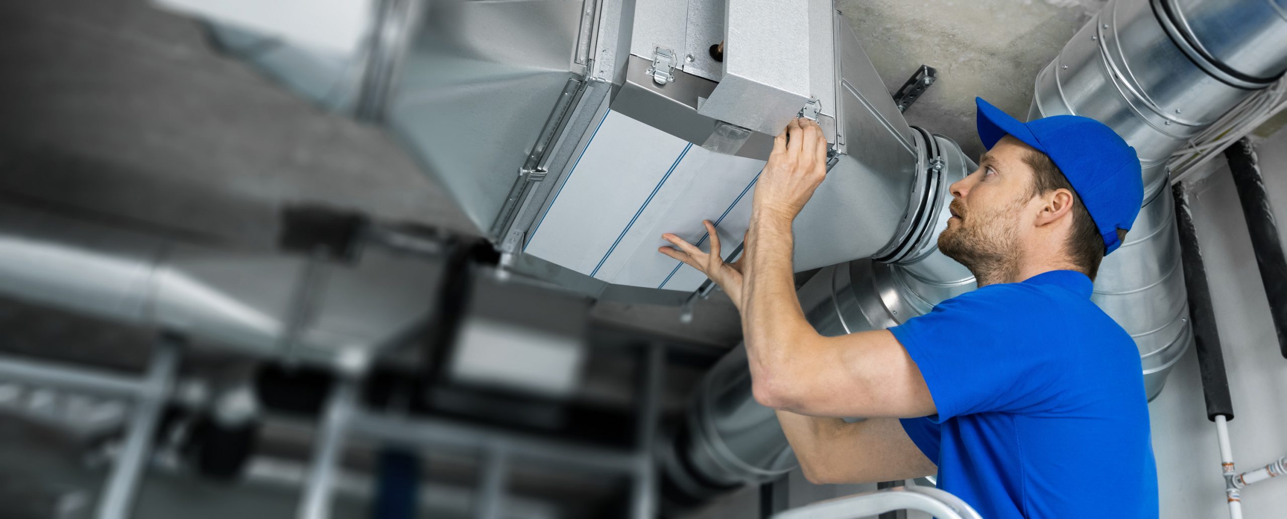 Mann führt Reinigung an Anlage durch