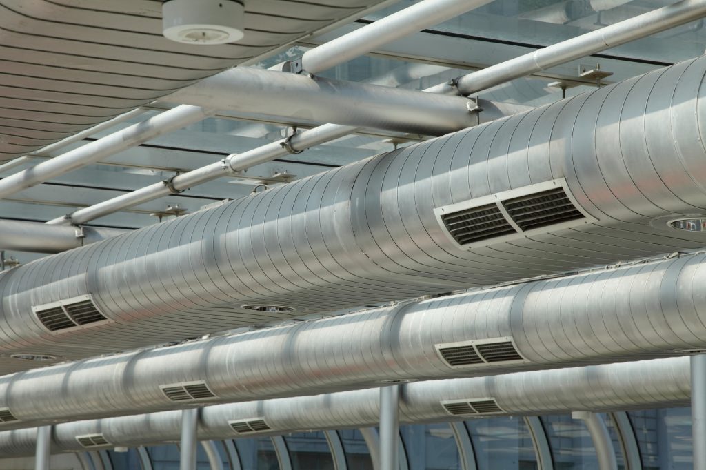 Luftkanäle in großem Gebäude