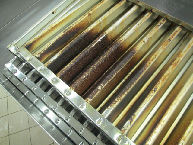 Verschmutztes Blechteil in Küche