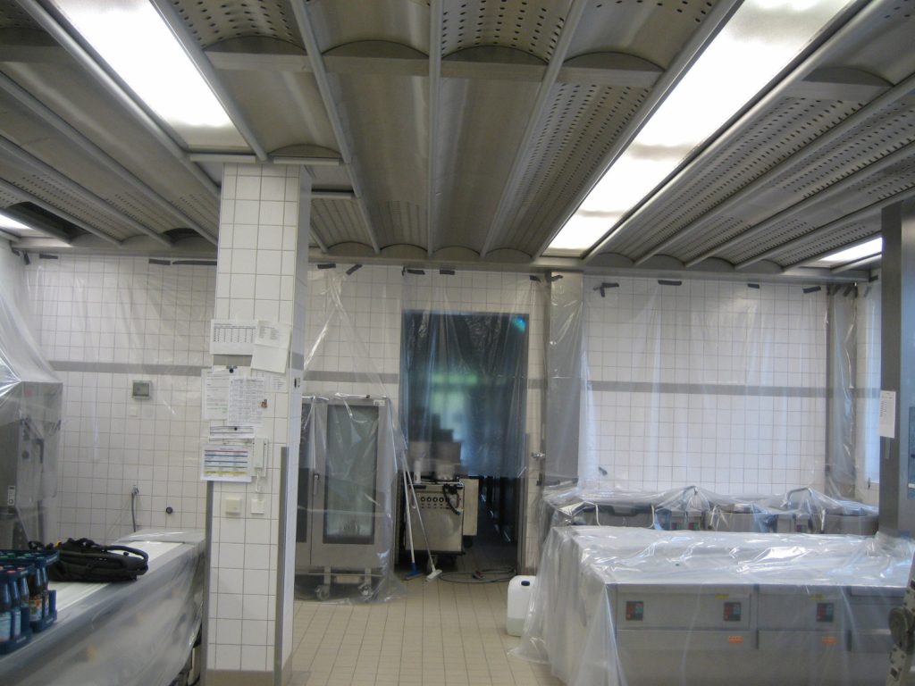 Küche wird für die Reinigung der Abluftanlage vorbereitet