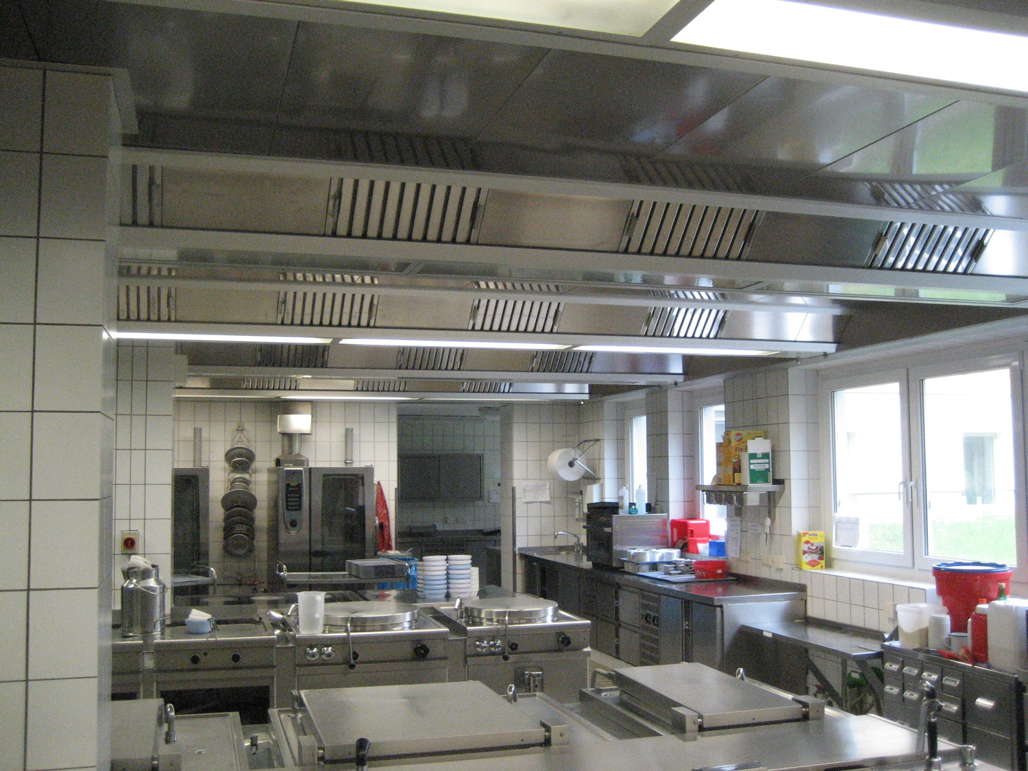 Edelstahlküche mit Lüftungssystem an der Decke